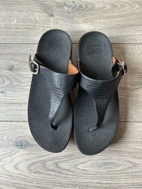 Fitflop "The Skinny"  Black croc embossed thong sandals Size 9